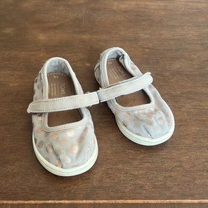 EUC Toms Tiny Mary Jane, size 8, gray color with rose gold polka dots
